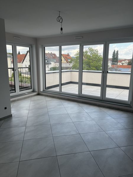 3-Zimmer-Penthouse-Wohnung mit Dachterrasse und Einbauküche in Goldbach